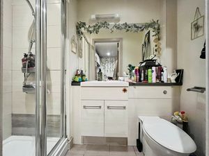 Shower room- click for photo gallery